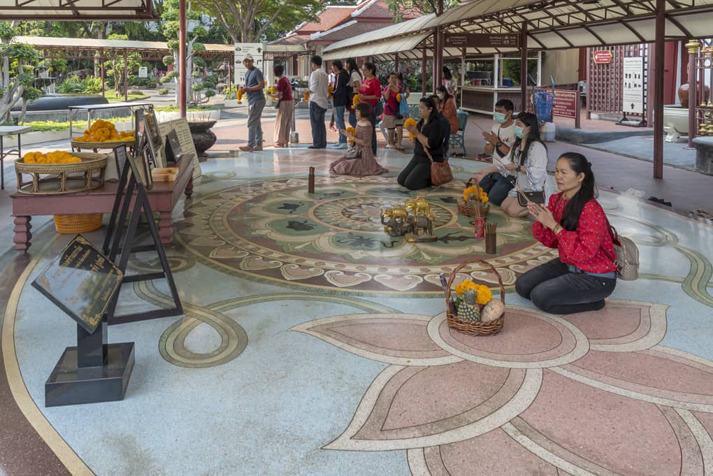 Ein Gebet vor dem Rundgang durch das Erawan Museum gehört einfach dazu