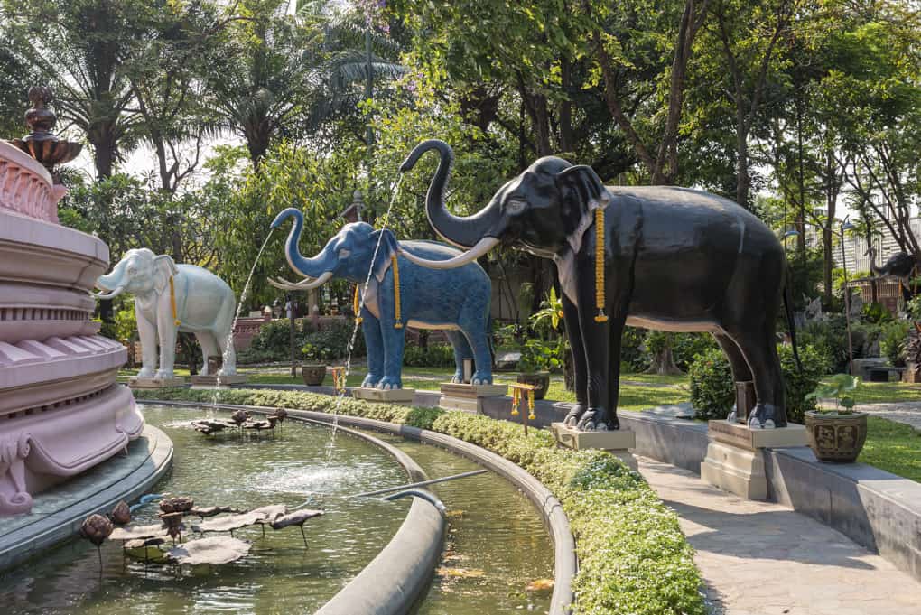 Elefanten-Statuen rund um das Gebäude das den bronze Elefanten trägt