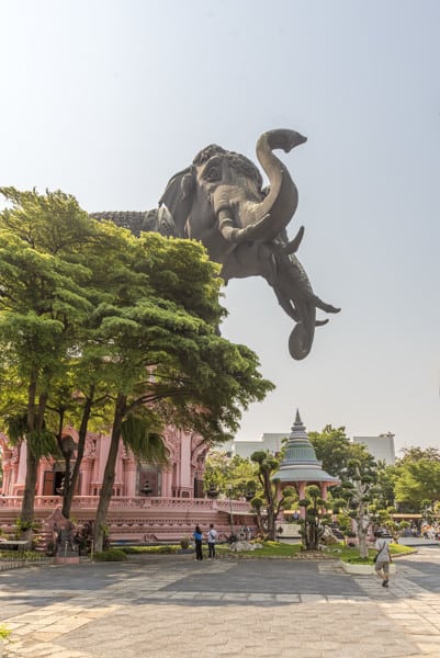 Das runde Hauptgebäude mit dem dreiköpfigen Elefanten im Erawan-Museum Bangkok