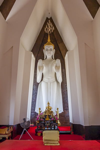 Stehender Buddha