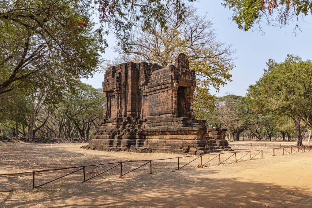 Ta Pha Daeng Schrein im Historischen Park Sukhothai