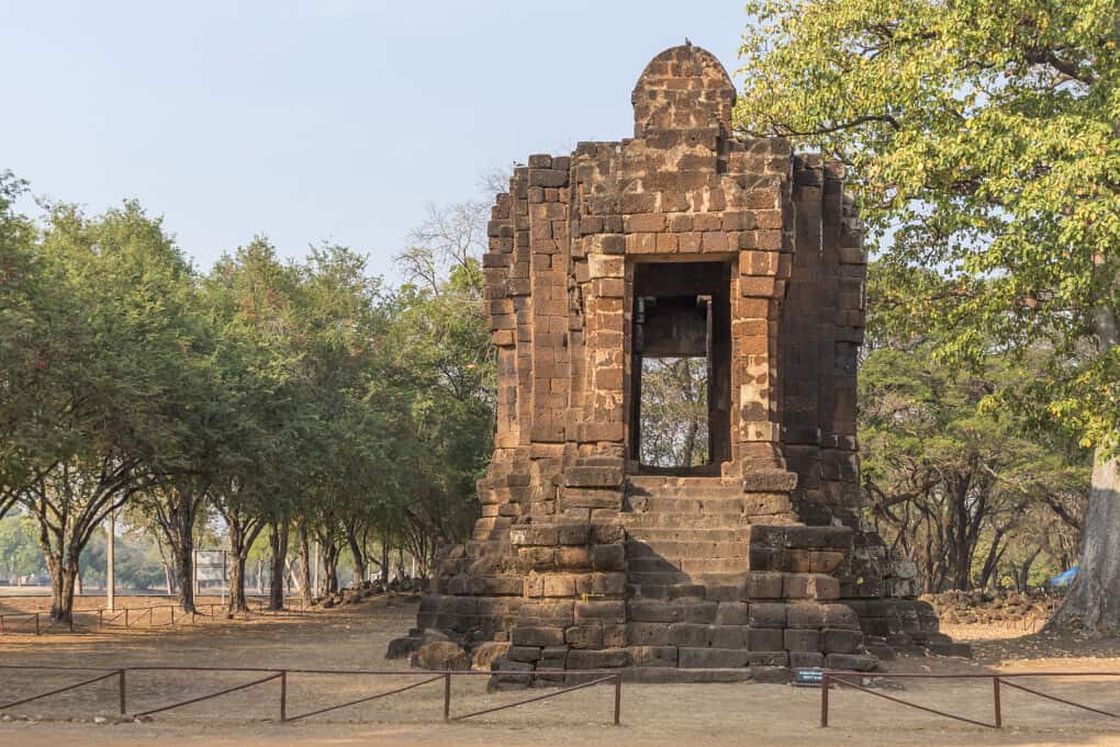 Östliche Seite des Ta Pha Daeng Schrein mit Giebel