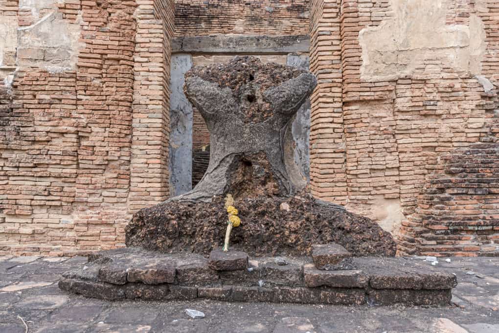 Reste des Latterit-Buddhas im Viharn des Wat Tuek