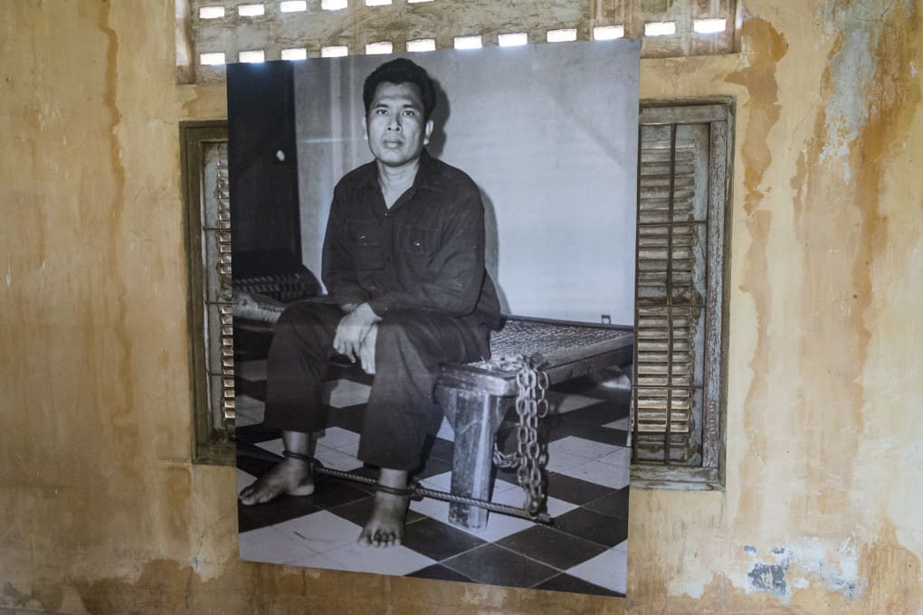 Bild eines an das Bett gefesselten Gefängnisinsassen im Gefängnis S-21 - Foto im Tuol-Sleng-Genozidmuseum Phnom Penh