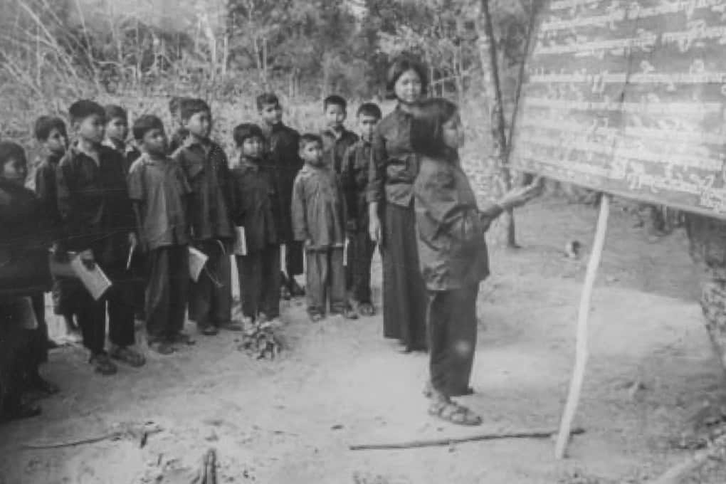 Historische Aufnahme vom Schulbetrieb - Foto im Tuol-Sleng-Genozidmuseum Phnom Penh