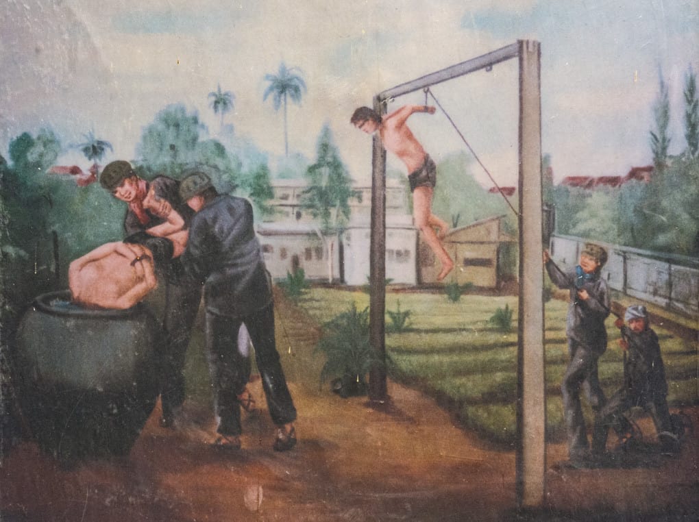 Perverse Foltermethoden im Gefängnis S-21 - Foto im Tuol-Sleng-Genozidmuseum Phnom Penh