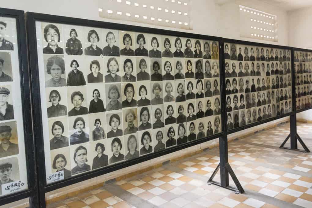 Fotowand mit den Fotografien der Inhaftierten vom Gefängnis S-21 - Foto im Tuol-Sleng-Genozidmuseum Phnom Penh