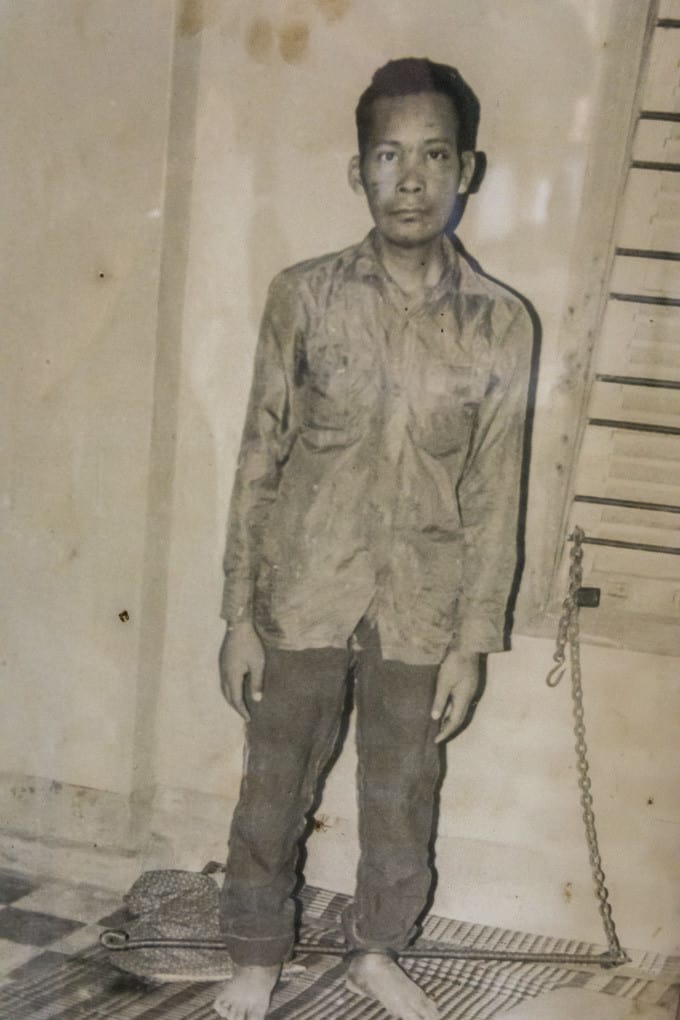 Gefangener mit Fußfesseln aus Moniereisen - Foto im Tuol-Sleng-Genozidmuseum Phnom Penh
