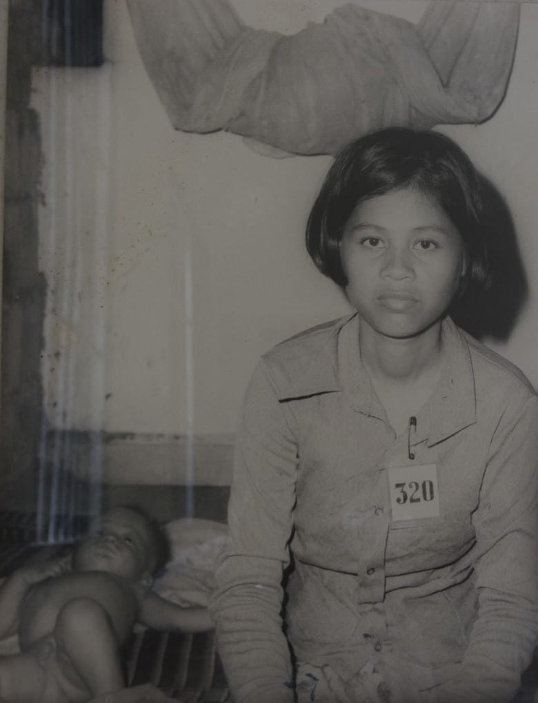 Mädchen mit ihrem Baby im Gefängnis S-21 der roten Khmer in Phnom Penh