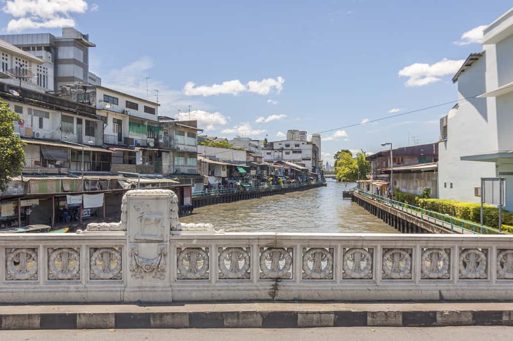 einer der letzten verbliebenen Klongs in Bangkok eine Stadt der Probleme