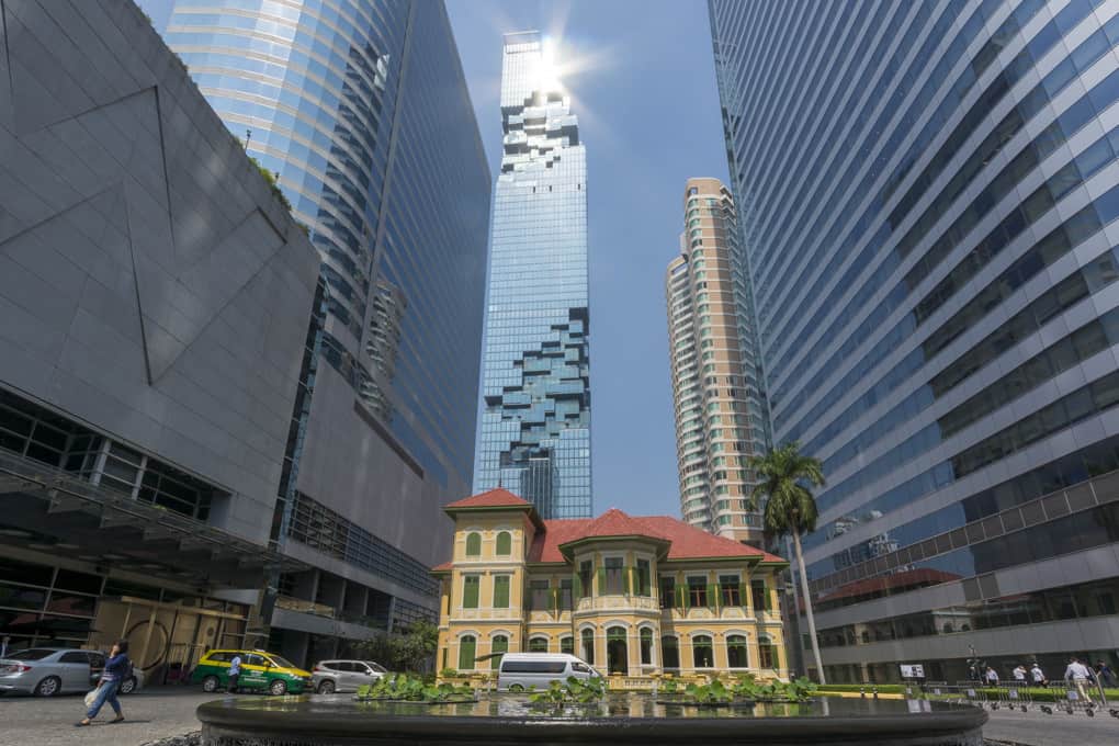 Historisch und modern das Stadtbild der Problemstadt Bangkok