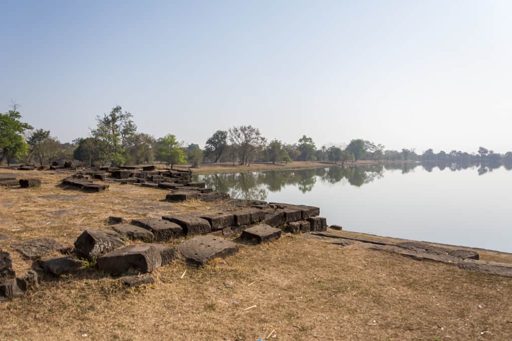 Großer Baray und Laterit-Steine am Eingang zum Wat Phou