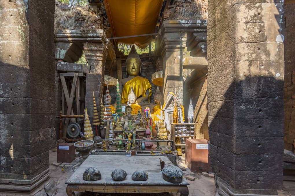 Im Heiligtum die Buddha-Statuen