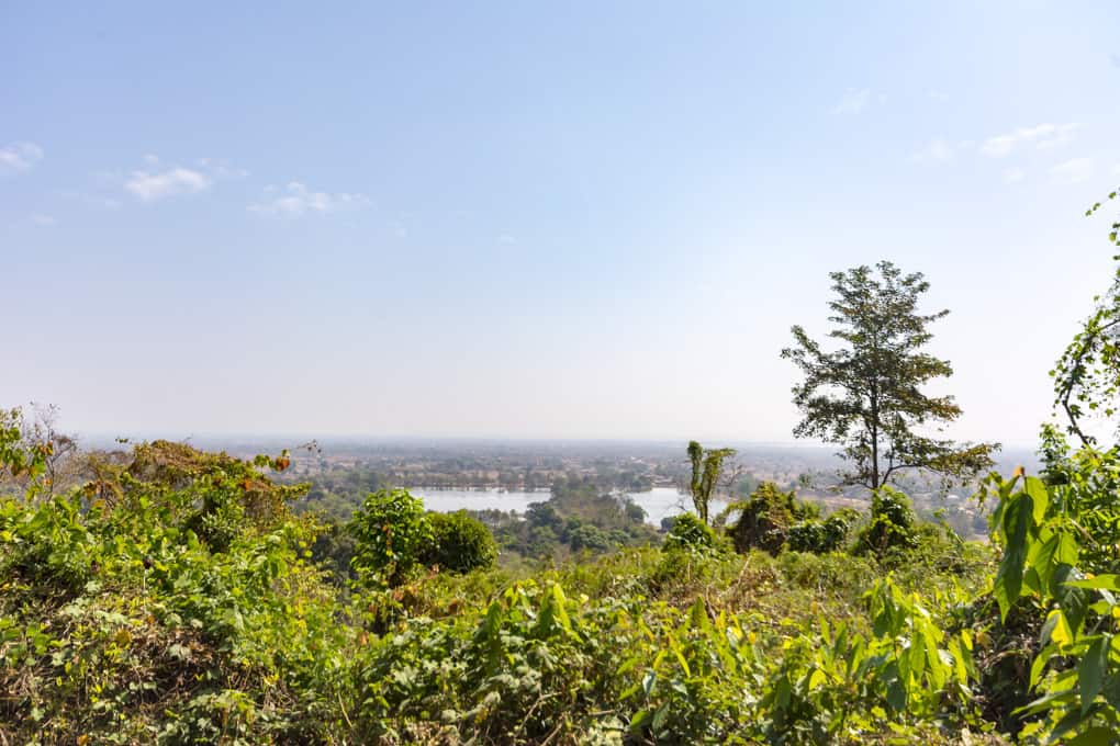 Blick auf den Baray und die Ebene von Champasak