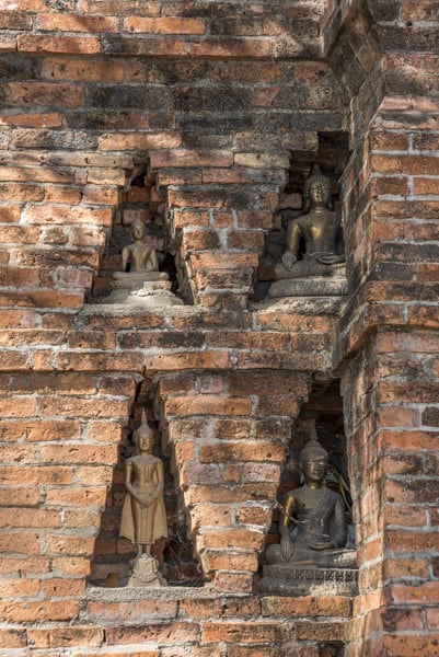 Kleine Nischen mit Buddha-Figuren im Wat Si Chum Neu in Sukhothai