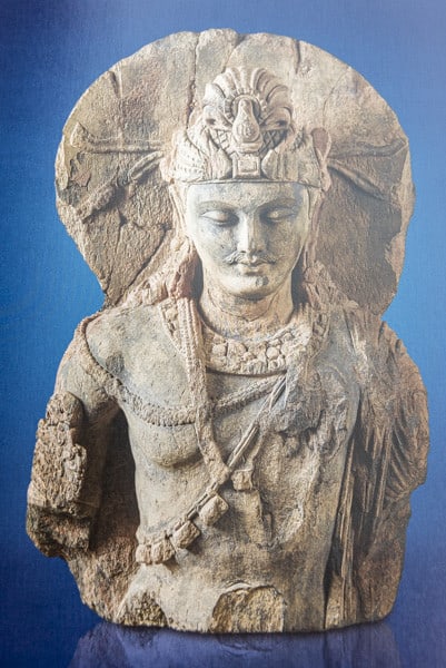 Boddhisattva-Statue aus Gandhara - Buddha erhält ein Gesicht