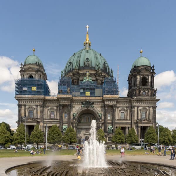 Der Berliner Dom vom Lustgarten aus gesehen