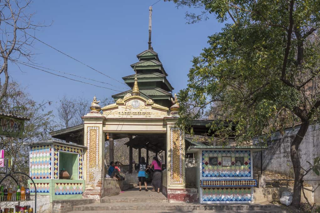 Aufgang zur U Min Thonze Pagode in Sagaing - Myanmar