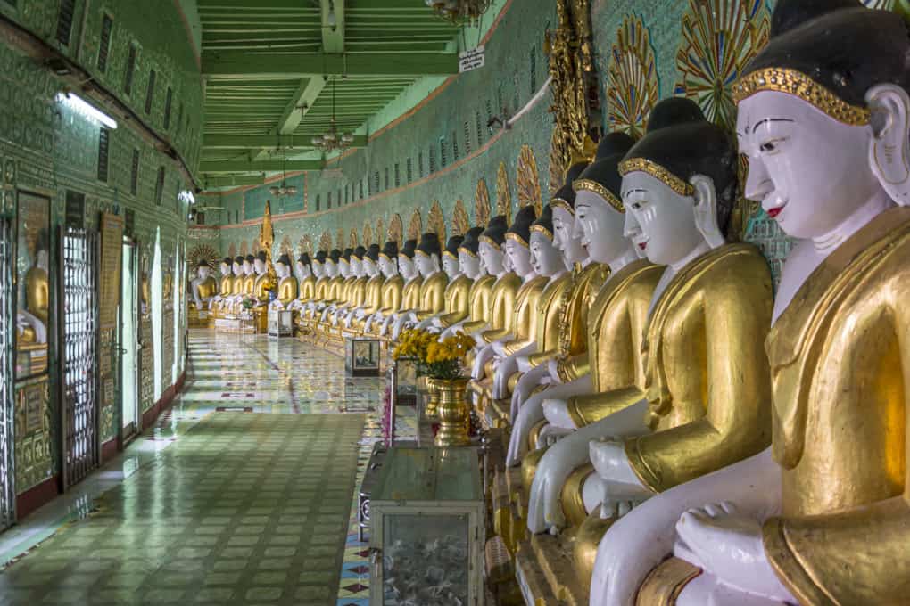 Reihe der Buddha-Figuren in der U Min Thonze Pagode in Sagaing