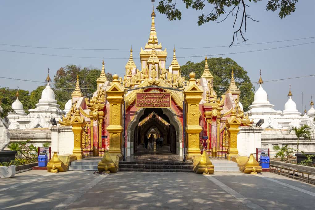 Eingang zur Kuthodaw-Pagode in Myanmar - grösste Buch der Welt - Mandalay - Myanmar