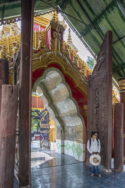 Massive Holztüren an dem Eingang zur Kuthodaw-Pagode in Myanmar