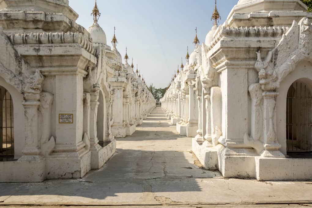  Ausblick zwischen den Reihen der kleinen Stupas mit den Tafeln mit den Steininschriften im grössten Buch der Welt - Mandalay