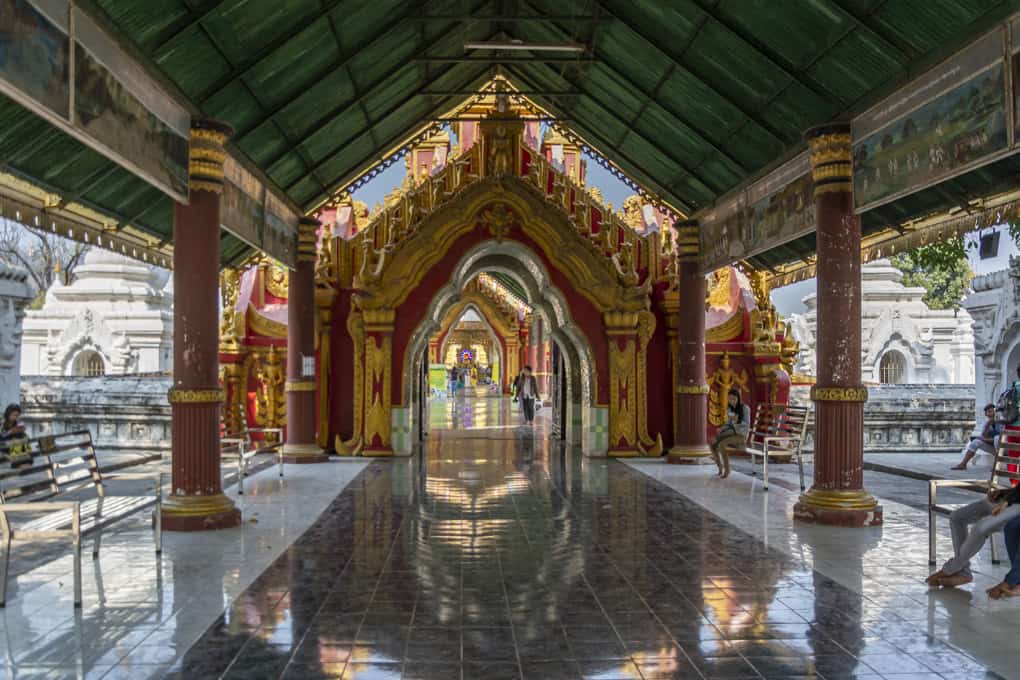 Überdachter Gang in der Kuthodaw-Pagode - das grösste Buch der Welt - Mandalay