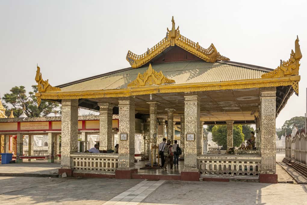 Viharn auf dem Gelände der Kuthodaw-Pagode in Mandalay