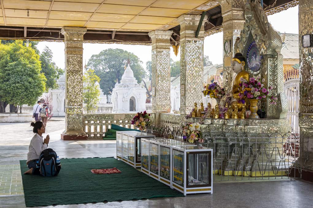 Gläubige Buddhistin beim Gebet in der Kuthodaw-Pagode in Mandalay