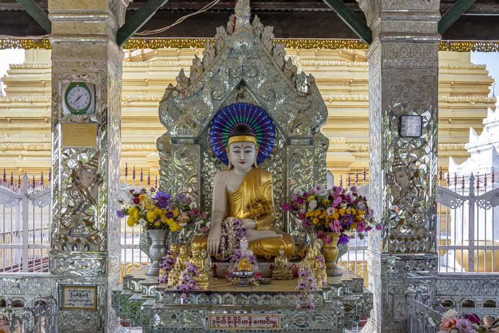 Buddha-Statue in einem Viharn in der Maha Lawka Marazein-Pagode in Mandalay - Myanmar