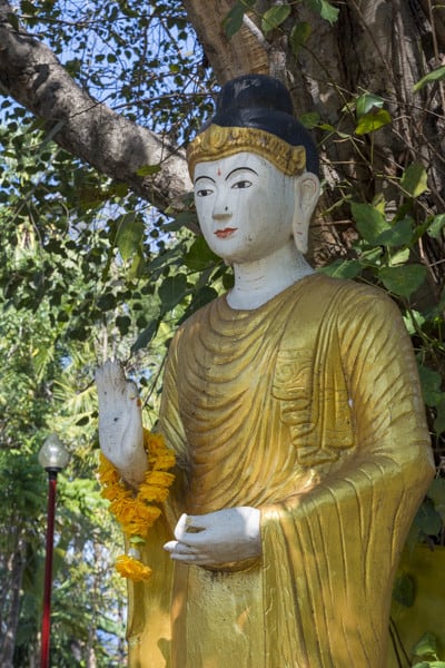 Buddha-Statue in der Ermutigungsgeste im Wat Ta Kanoi Burma dem heutigen Wat Si Rong Mueang