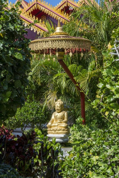 Buddha-Figur auf dem Aussengelaende von Wat Si Rong Mueang - Lampang