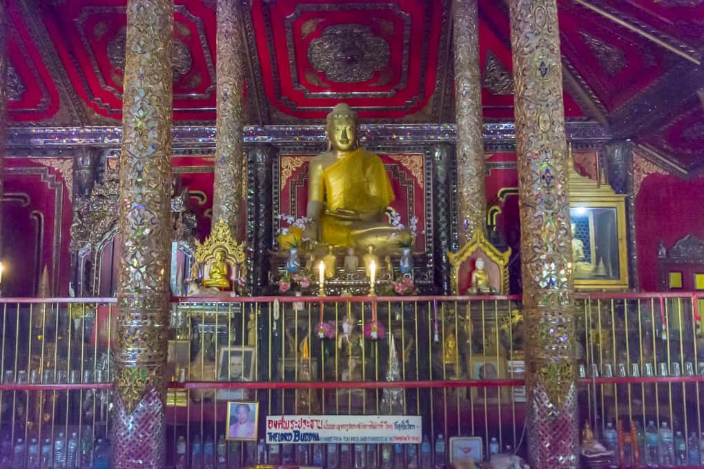 zentrale Buddha-Statue im Wat Si Rong Mueang