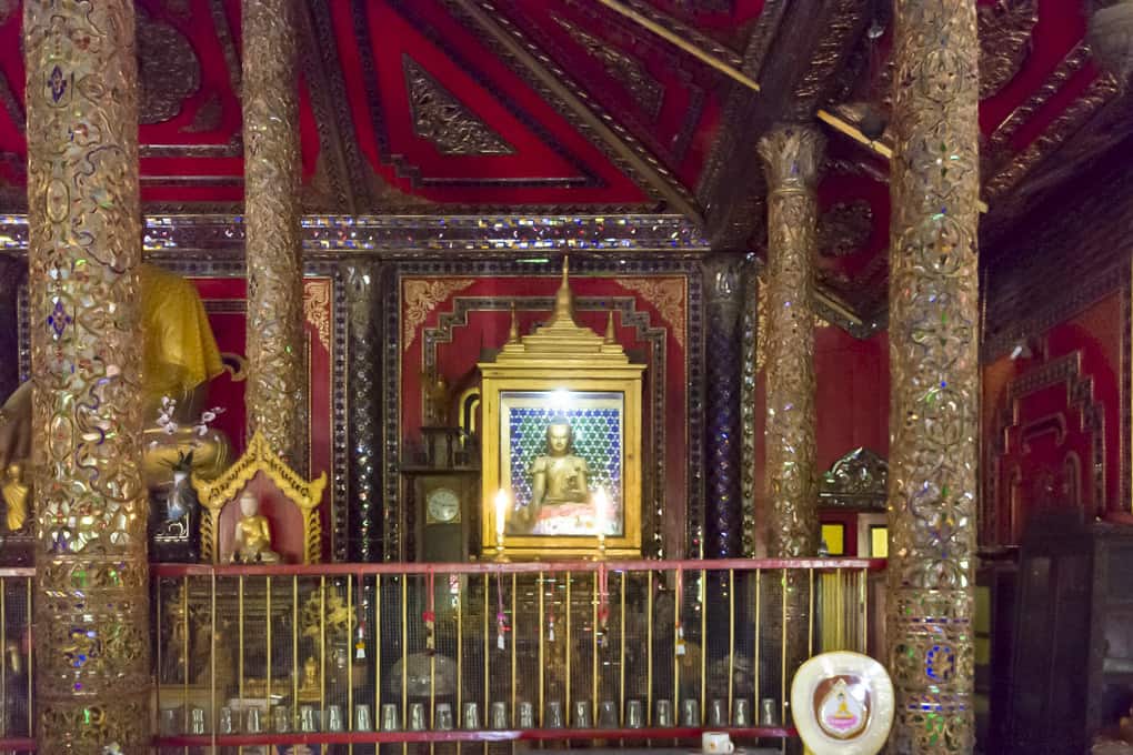 Die ganz rechte Buddha-Statue im Wat Si Rong Mueang - Lampang