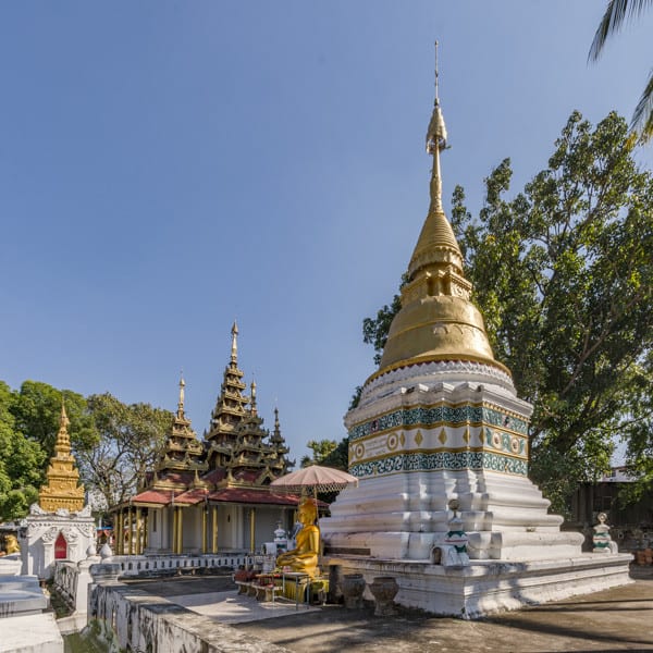 Vergoldete Stupa im Wat Sri Chum in Lampang