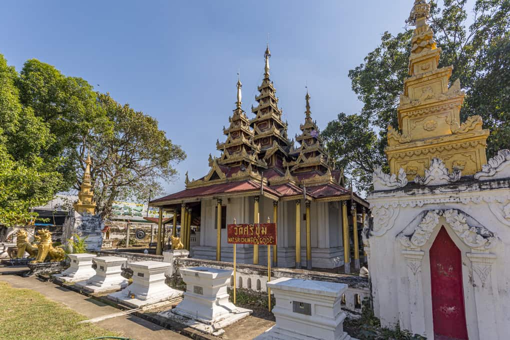 Rückseite mit Stupas von Verstorbenen