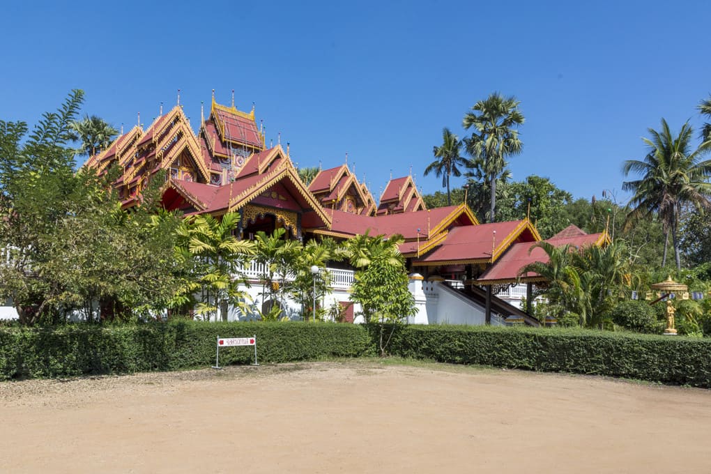 Ansicht des wundervollen Dachs von Wat Si Rong Mueang in Lampang
