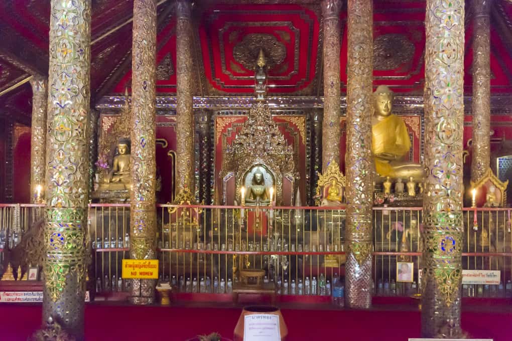 Drei Buddha-Statuen im historischen Wat Ta Kanoi Burma - Lampang