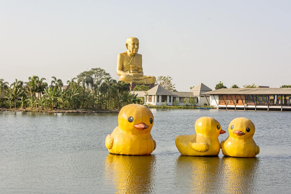 Statue des Mönches Phra Pu Luang mit Enten im Buddha-Park Luang Por Tuad Maharat