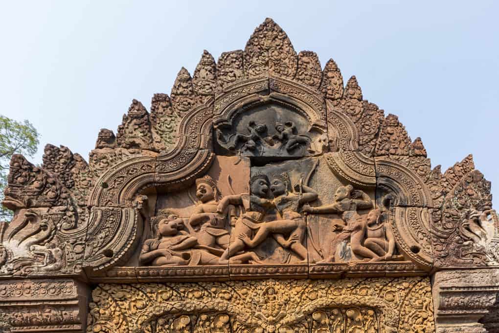 Steinmetzarbeiten am Tuersturz Banteay Srei