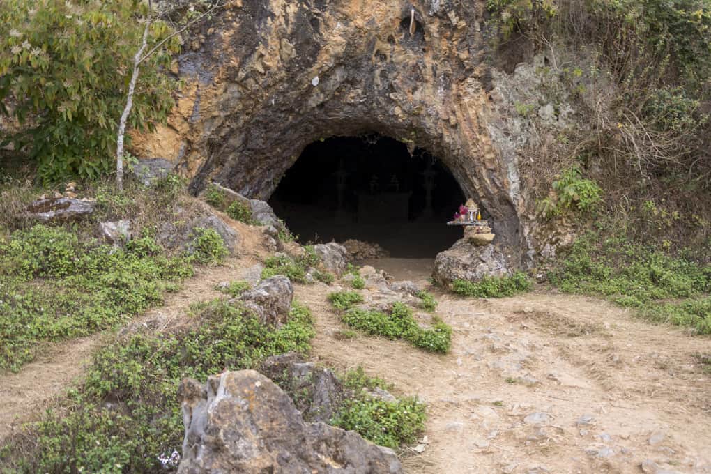 Eingang zur Kalksteinhöhle auf der Ebene der Tonkrüge