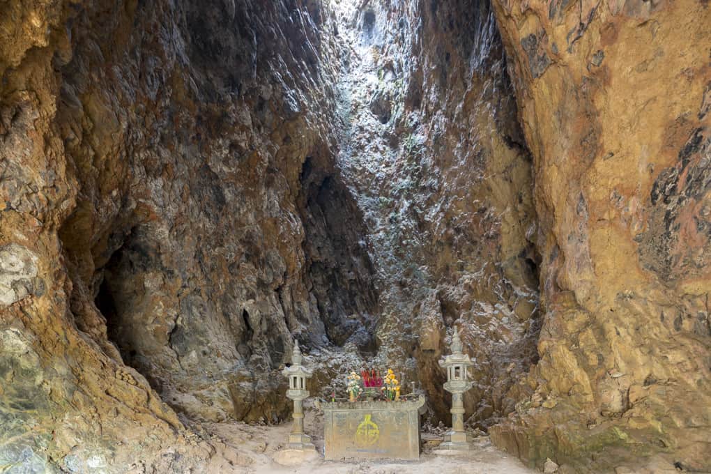Altar in der Höhle und der Lichteinfall durch die Abzugsöffnungen