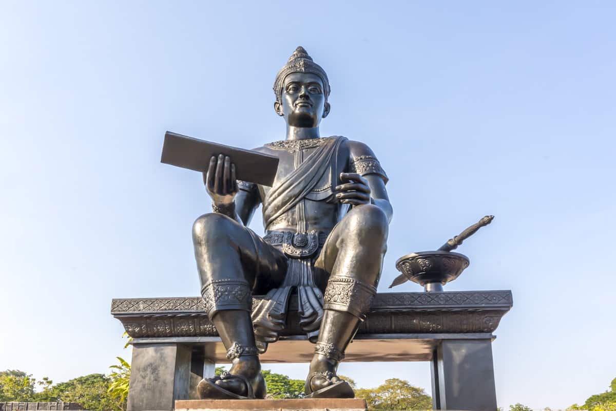 Seine Majestaet Ramkhamhaeng auf seinem Thron am Denkmal im Historischen Park Sukhothai