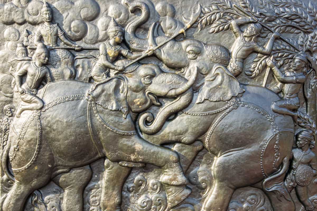 Der Kampf auf dem Elefanten gegen den Herrscher von Muang Chot - Bronzeplatte am Denkmal von König Ramkhamhaeng