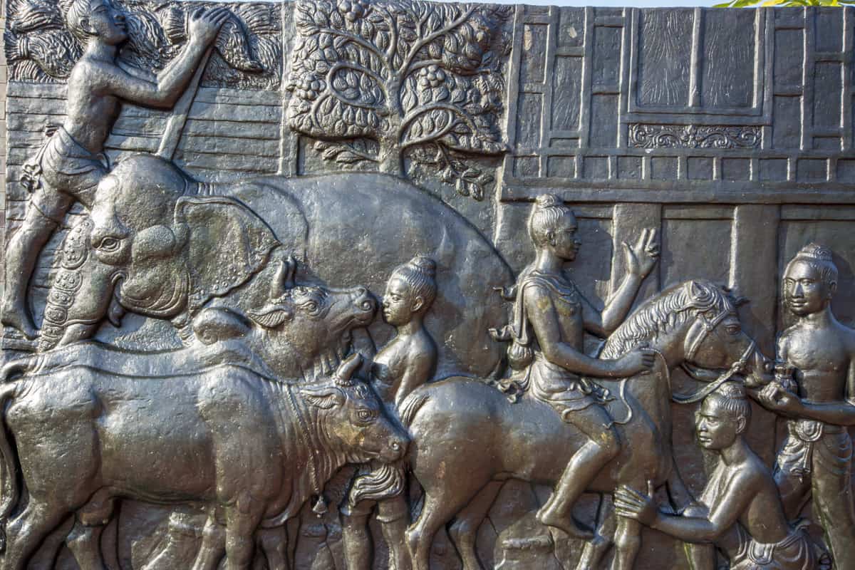 Szene mit landwirtschaftlichen Tätigkeiten - Bronzeplatte am Denkmal von König Ramkhamhaeng
