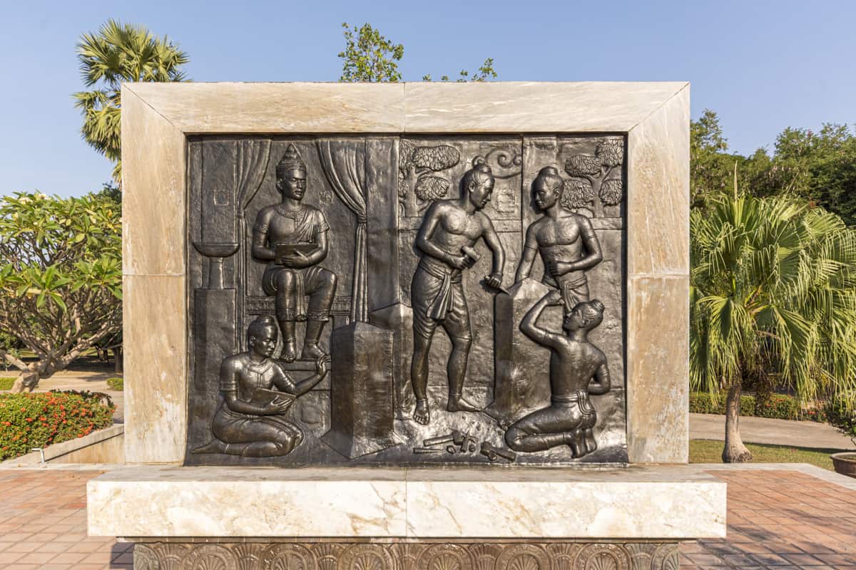 Abbildung vom Herstellungsprozess der Inscription No 1 - Bronzeplatte am Denkmal von König Ramkhamhaeng