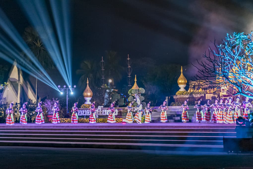 Tanzdarbietung direkt vor dem Ramkhamhaeng Denkmal im Historischen Park Sukhothai