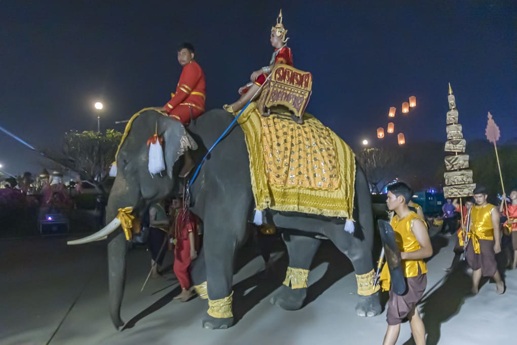 Elefantenparade auf der Feier am Ramkhamhaeng Denkmal