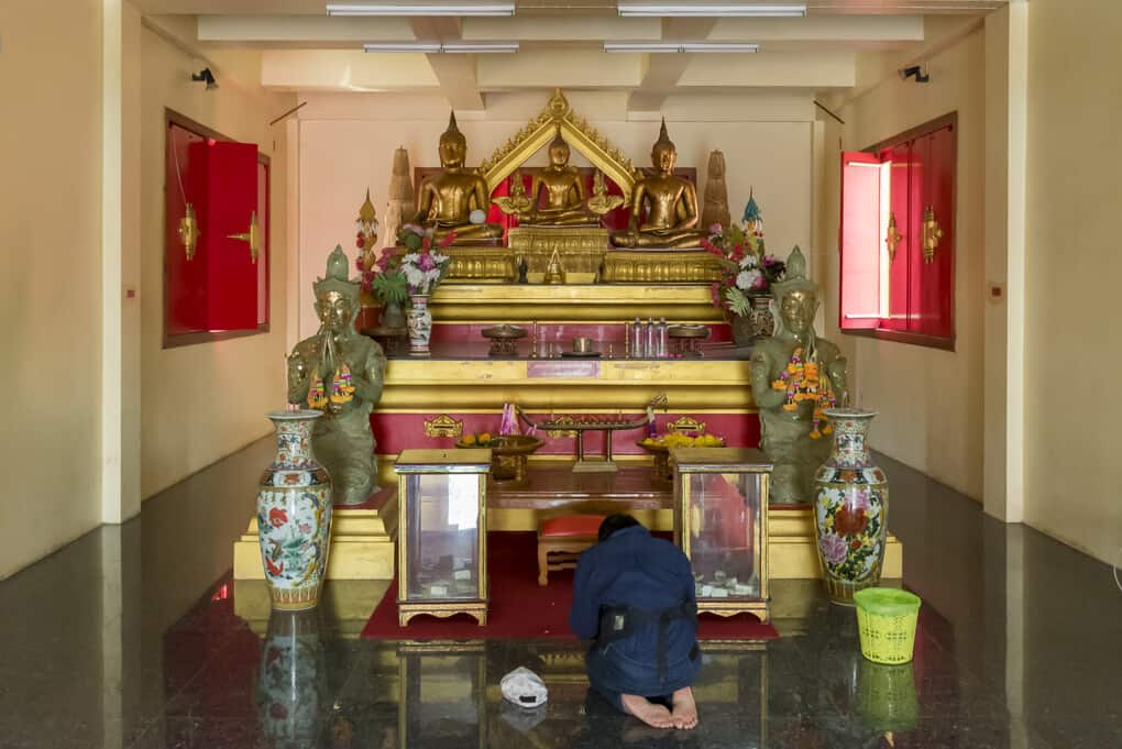 Buddha-Figuren im Wat Si Maha Pho Figurengruppe 1