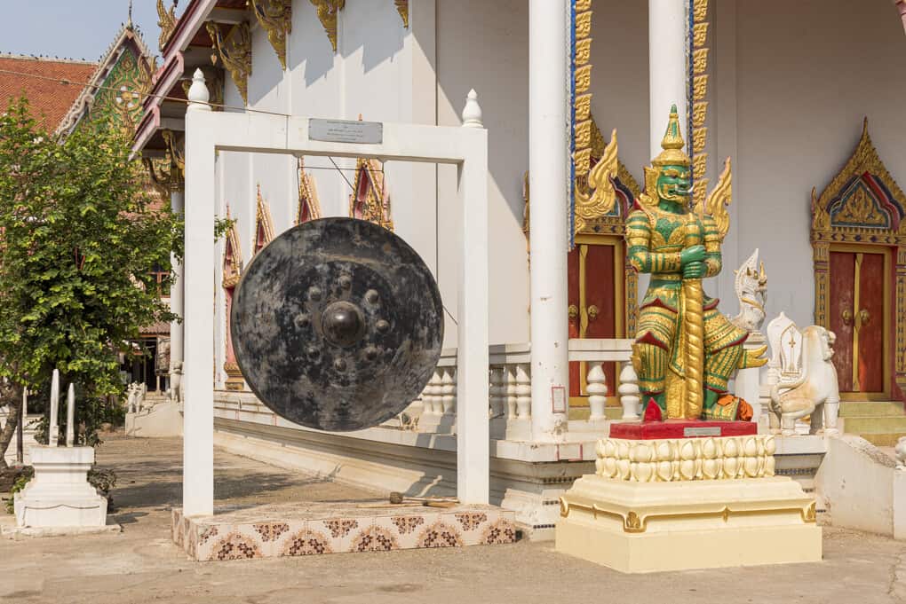 Gong und Yaksha am Bot von Wat Si Maha Pho